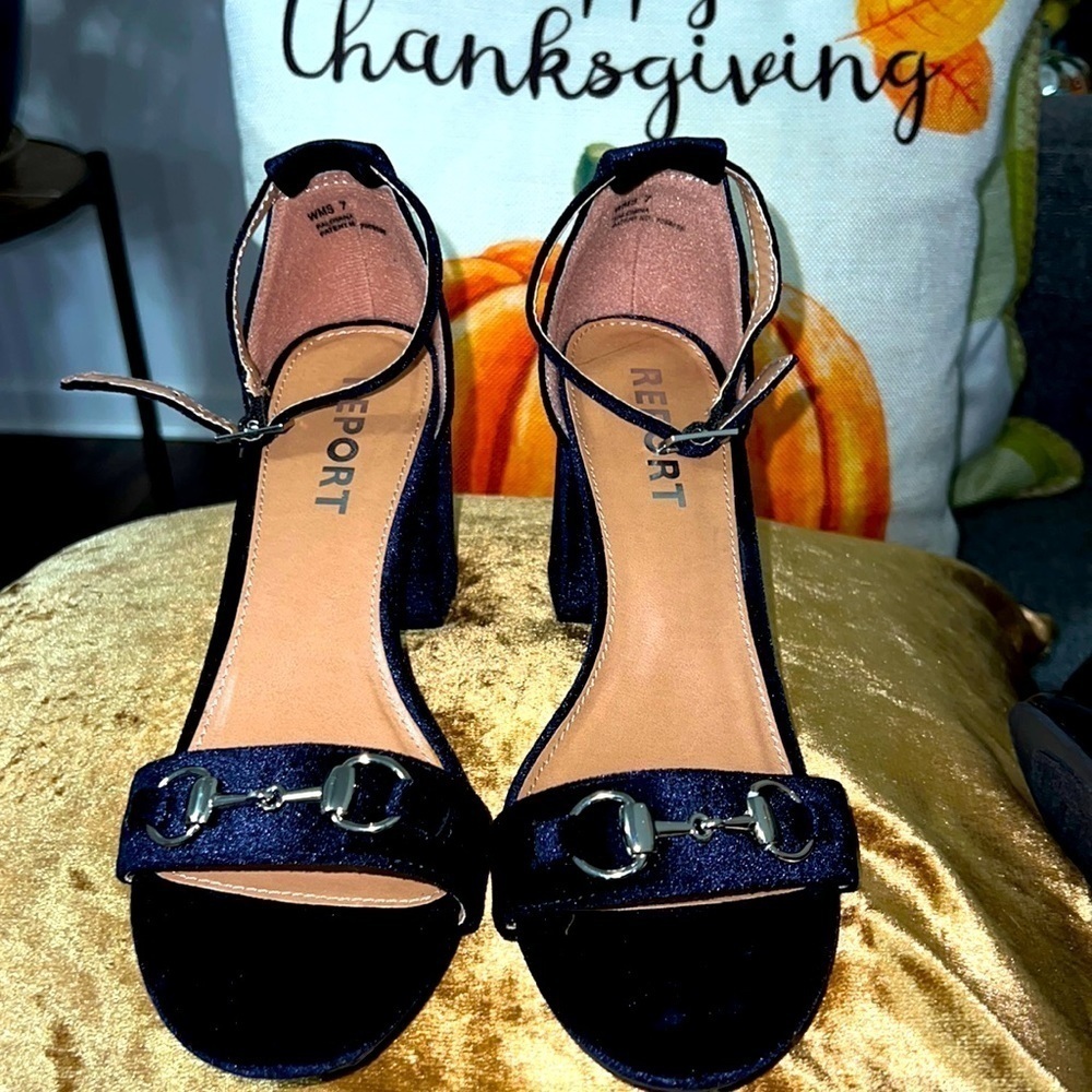 Report Brand navy blueVelvet sandals. Excellent condition. Size 7.  4” heal.